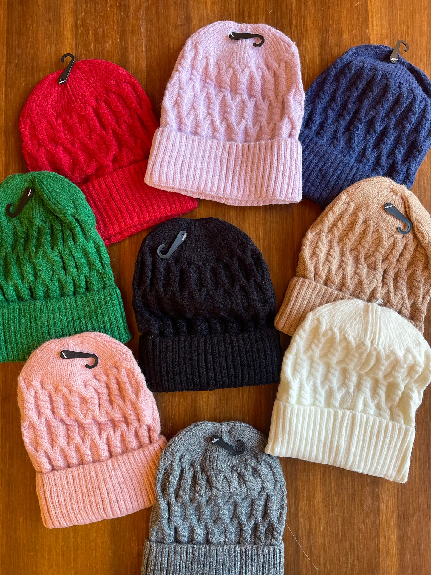 Cappellino di lana intrecciato