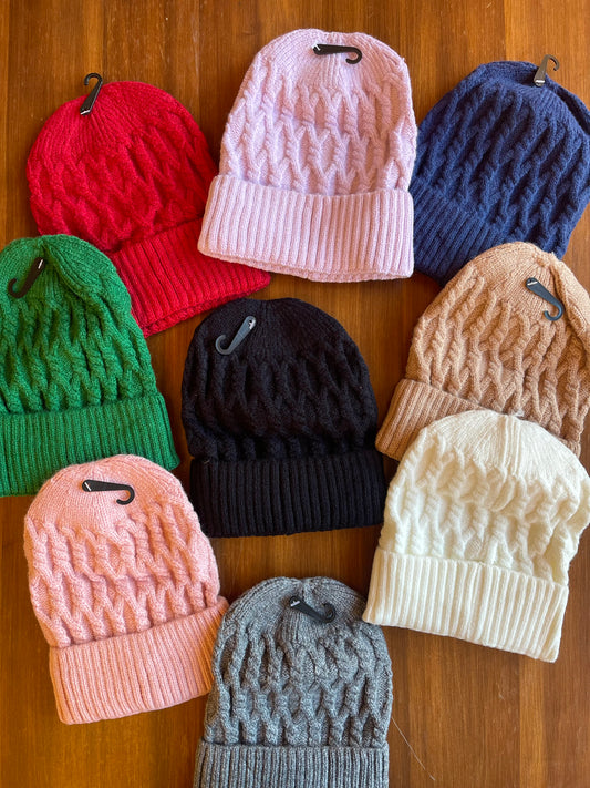 Cappellino di lana intrecciato