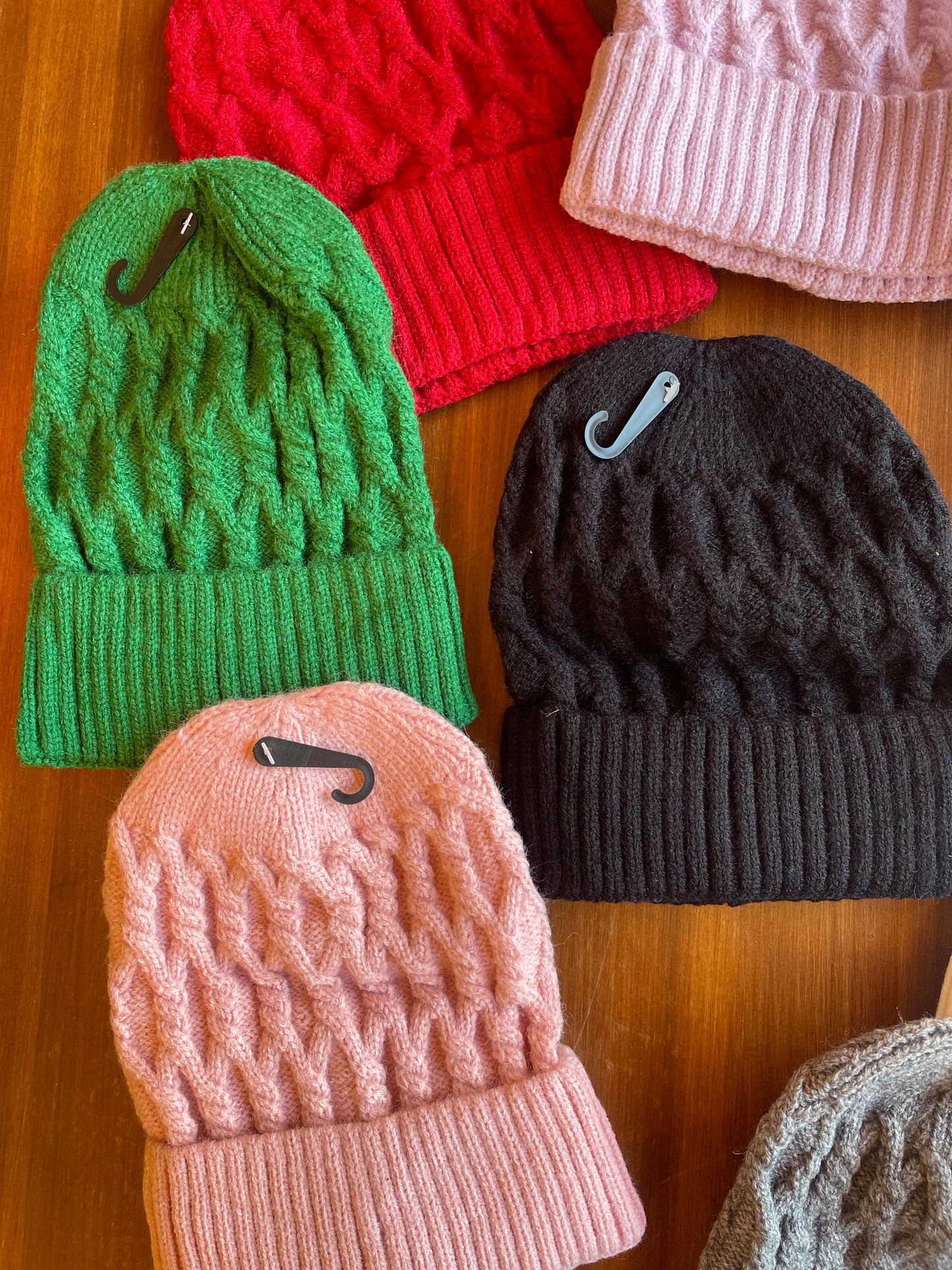 Cappellino di lana intrecciato