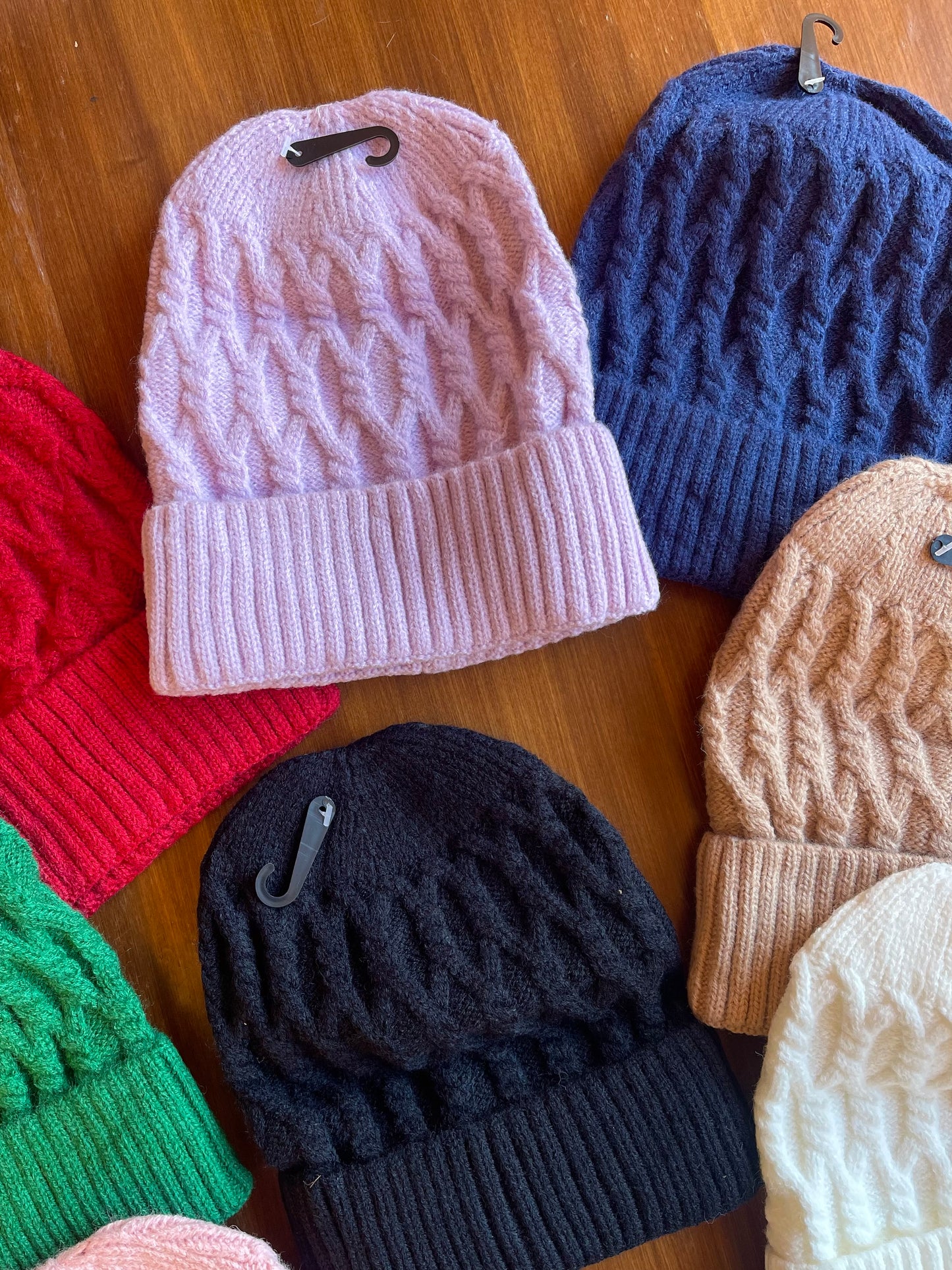 Cappellino di lana intrecciato
