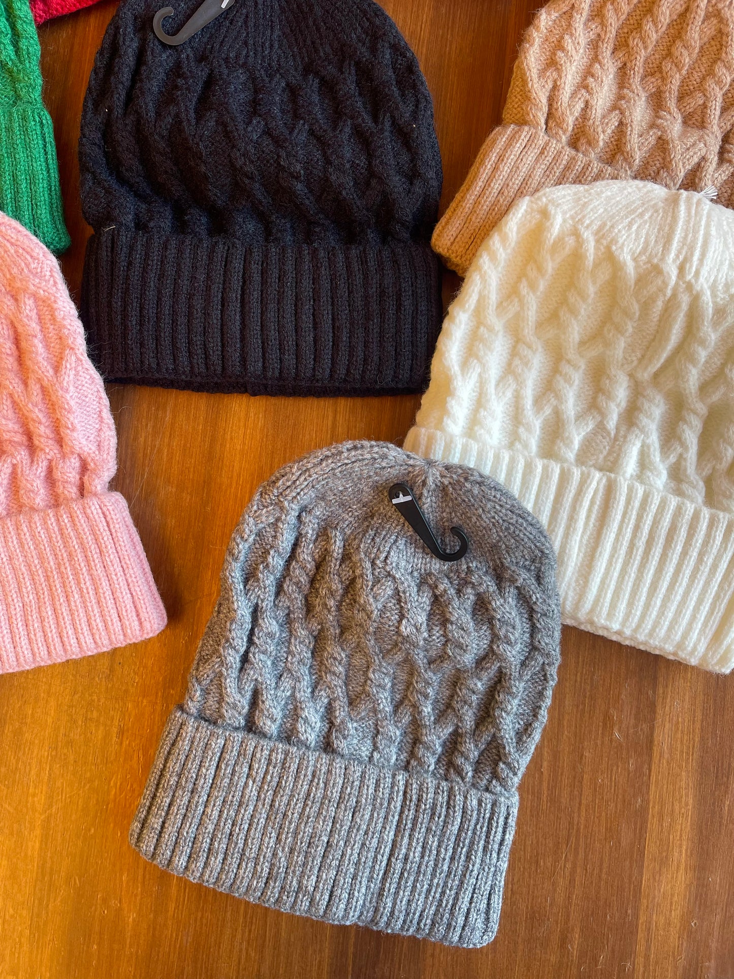 Cappellino di lana intrecciato
